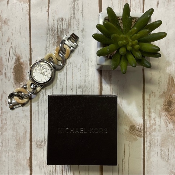 Michael Kors Stainless Steel Cream Link Watch - Picture 2 of 13